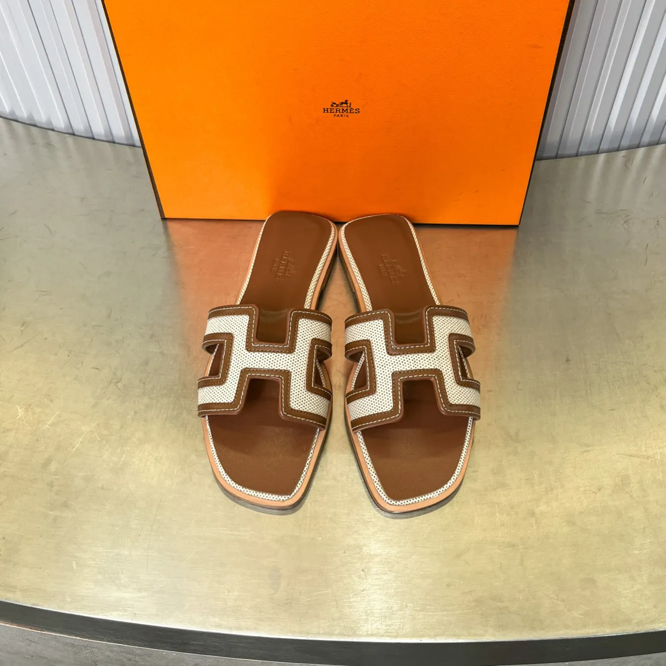 👟👟Ex-factory price 480👟👟 New style in early spring, splicing technology, new revision (Hermès), upgraded packaging, upgraded version and workmanship materials. Hermes®🔴The highest version of handmade shoes on the market ✨✨ Top product Hermès slippers🐎 —————————— The new model in early spring is the same as the original version, handmade by masters! ❥High-end customization, exclusive products, the highest version in the industry⚠❥Using: Hermers upper: Italian imported cowhide + original custom-grade Australian sheepskin feet + genuine leather outsole (pursuing top walking comfort) ✨~~〰〰〰〰❥ Packaging: ✔🚦Pay attention to the packaging➰Top-level exclusive box 〰The original top quality is on sale━━━━Hermes━━━━━ size: 35-40 (34.41.42 custom-made, non-refundable)